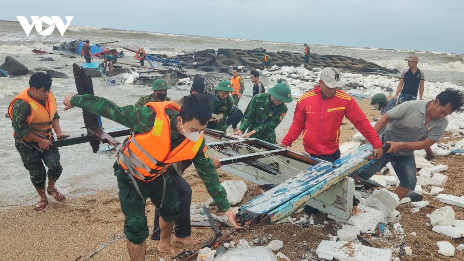 Sóng lớn đánh hỏng hoàn toàn tàu cá ngư dân tỉnh Phú Yên
